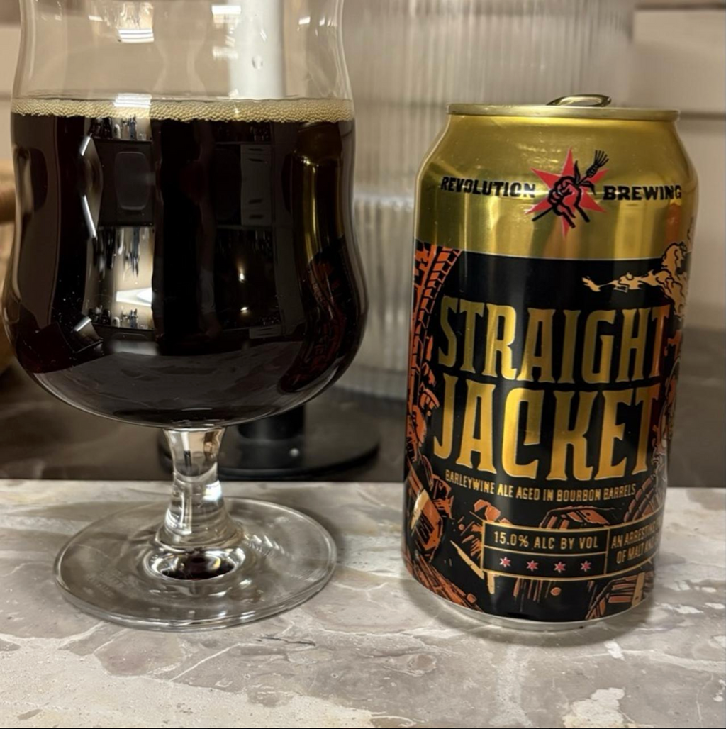 Revolution Brewing – Straight Jacket (2025)
ABV: 15,0 % | Stil: Bourbon Barrel Aged English Barleywine | Untappd: 4,42

En kraftig og kompleks barleywine fra Revolution Brewing, lagret på bourbonfade. Øllen er en del af bryggeriets Deep Wood-serie og byder på en dyb, lagdelt smagsprofil med varme fadnoter og mørk, karamelliseret maltkarakter.