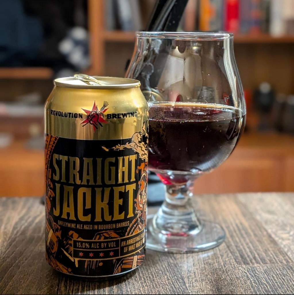 Revolution Brewing – Straight Jacket (2025)
ABV: 15,0 % | Stil: Bourbon Barrel Aged English Barleywine | Untappd: 4,42

En kraftig og kompleks barleywine fra Revolution Brewing, lagret på bourbonfade. Øllen er en del af bryggeriets Deep Wood-serie og byder på en dyb, lagdelt smagsprofil med varme fadnoter og mørk, karamelliseret maltkarakter.