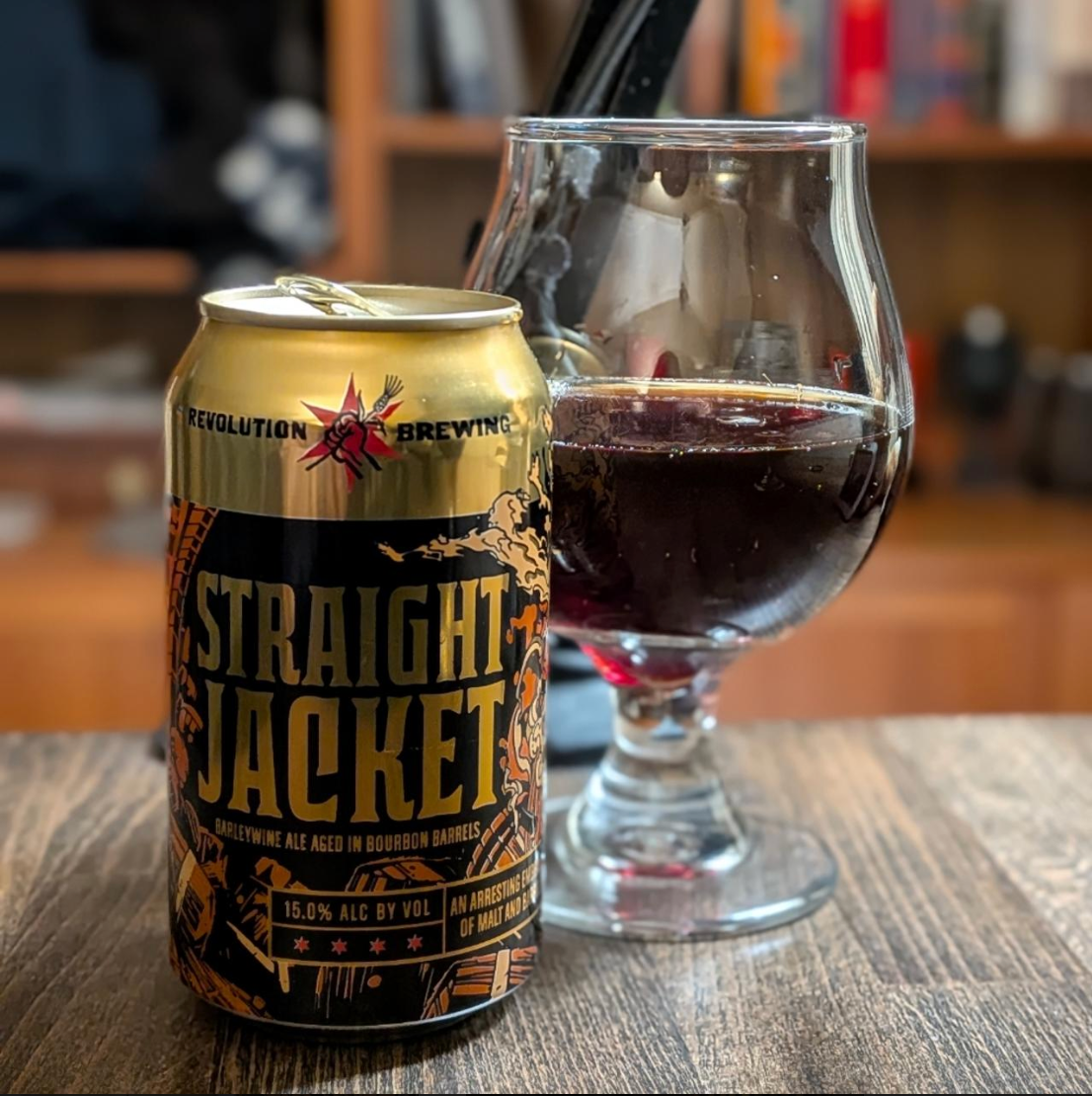 Revolution Brewing – Straight Jacket (2025)
ABV: 15,0 % | Stil: Bourbon Barrel Aged English Barleywine | Untappd: 4,42

En kraftig og kompleks barleywine fra Revolution Brewing, lagret på bourbonfade. Øllen er en del af bryggeriets Deep Wood-serie og byder på en dyb, lagdelt smagsprofil med varme fadnoter og mørk, karamelliseret maltkarakter.