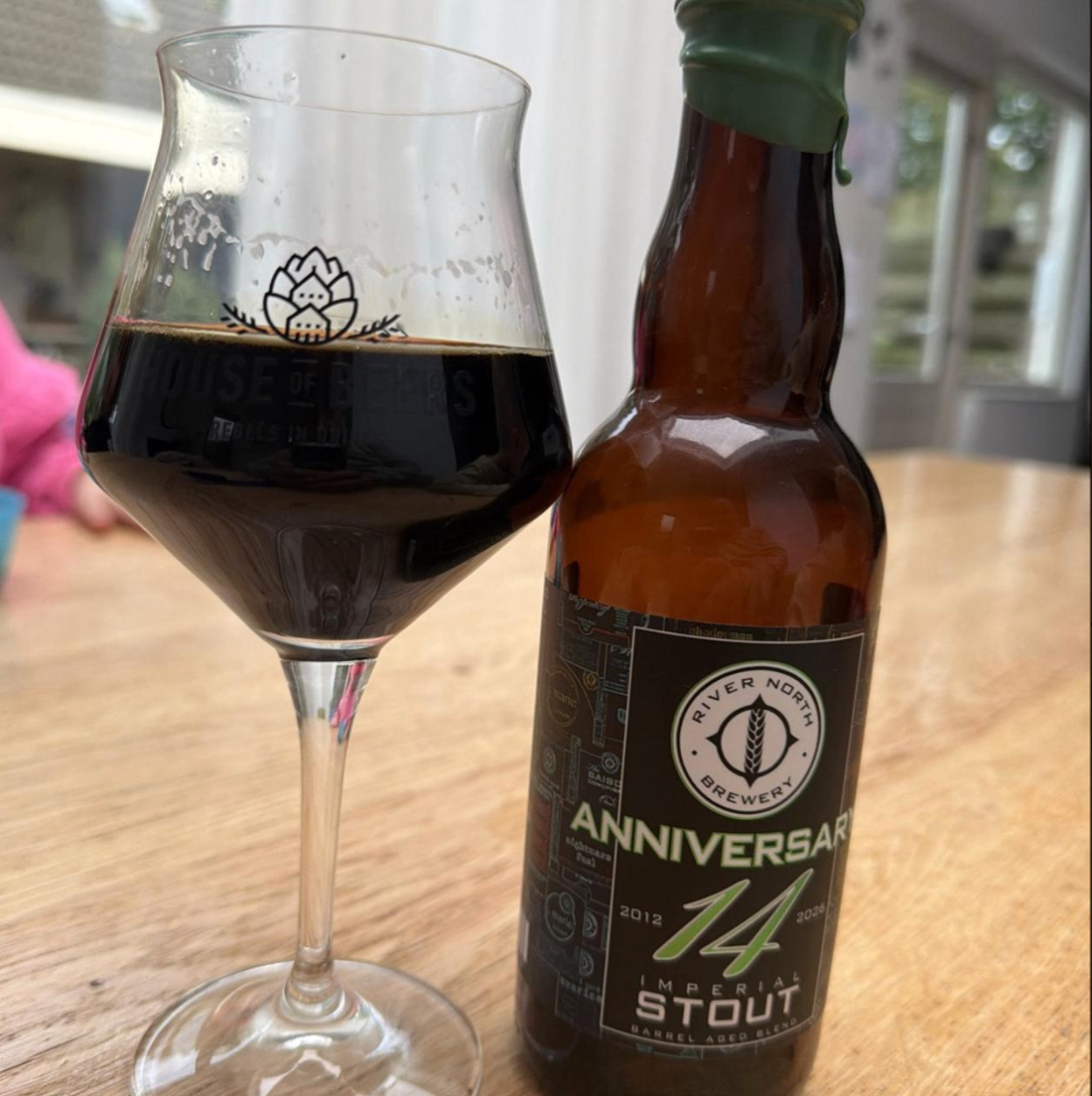 River North Brewery – Anniversary 14

ABV: 22,1 % | Stil: Imperial / Double Stout – Barrel Aged | Untappd: 4,59

Anniversary 14 er en fuldstændig ekstraordinær og kompromisløs fadlagret Imperial Stout fra amerikanske River North Brewery i Denver, Colorado. Øllen er brygget for at fejre bryggeriets 14-års jubilæum i 2026, og med sine vanvittige 22,1 % alkohol befinder den sig blandt de absolut tungeste øl i kategorien.

River North har gennem årene opbygget et imponerende ry for sine kraftfulde, fadlagrede s