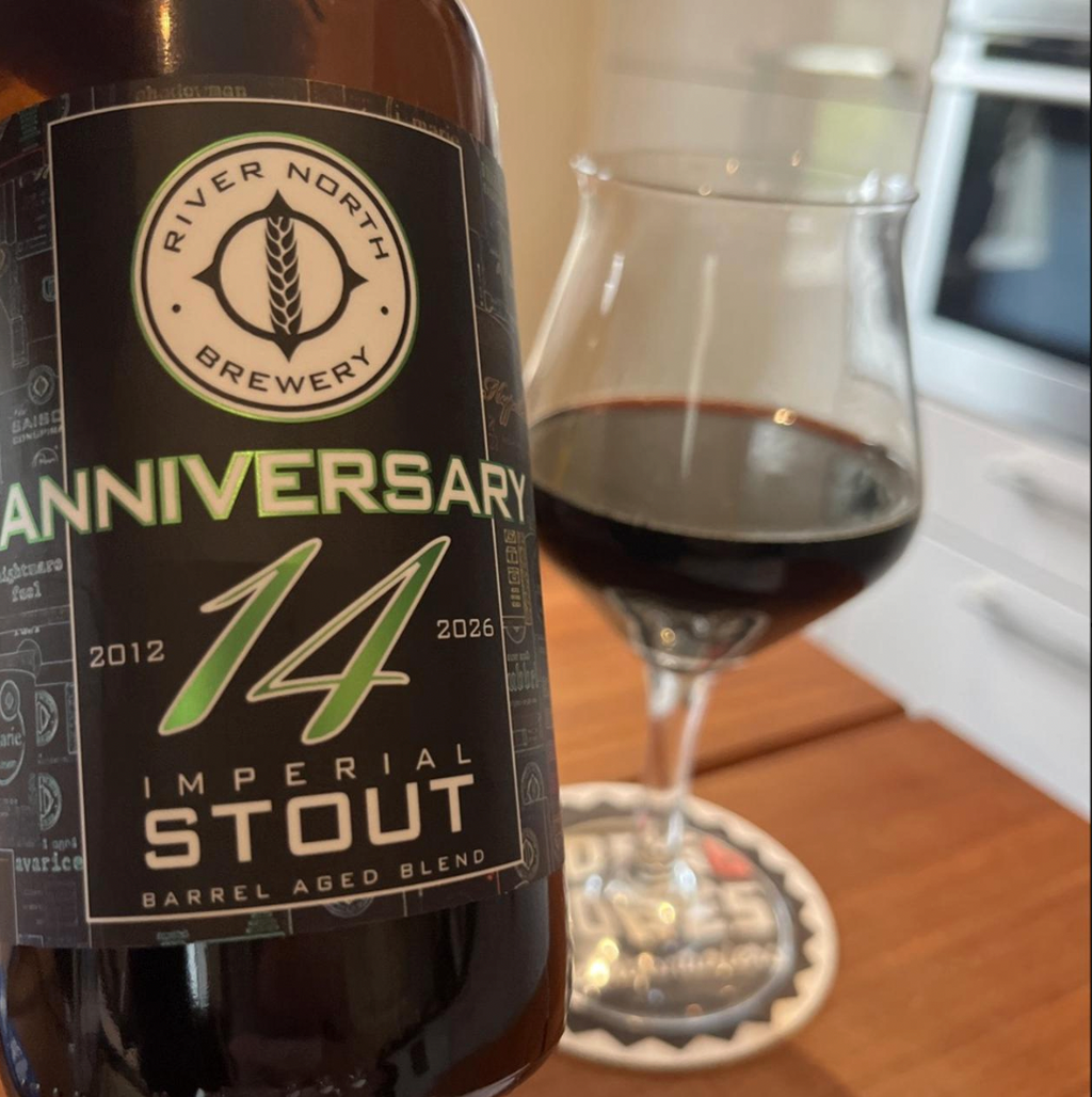 River North Brewery – Anniversary 14

ABV: 22,1 % | Stil: Imperial / Double Stout – Barrel Aged | Untappd: 4,59

Anniversary 14 er en fuldstændig ekstraordinær og kompromisløs fadlagret Imperial Stout fra amerikanske River North Brewery i Denver, Colorado. Øllen er brygget for at fejre bryggeriets 14-års jubilæum i 2026, og med sine vanvittige 22,1 % alkohol befinder den sig blandt de absolut tungeste øl i kategorien.

River North har gennem årene opbygget et imponerende ry for sine kraftfulde, fadlagrede s