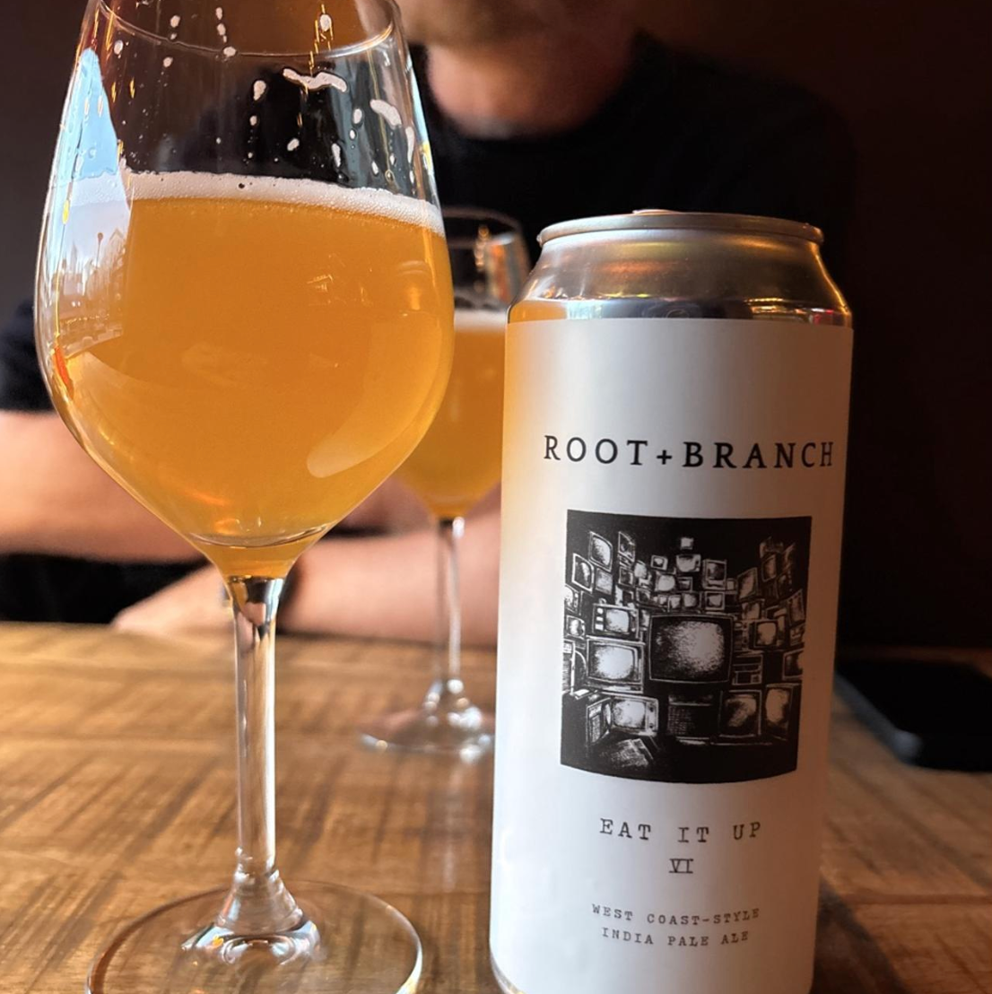 Root + Branch Brewing – Eat It Up VI

ABV: 7,0 % | Stil: West Coast IPA | Untappd: ca. 4,1

En moderne fortolkning af den klassiske West Coast IPA, hvor bitterhed, klarhed og humleprofil er i fokus uden unødvendig støj.