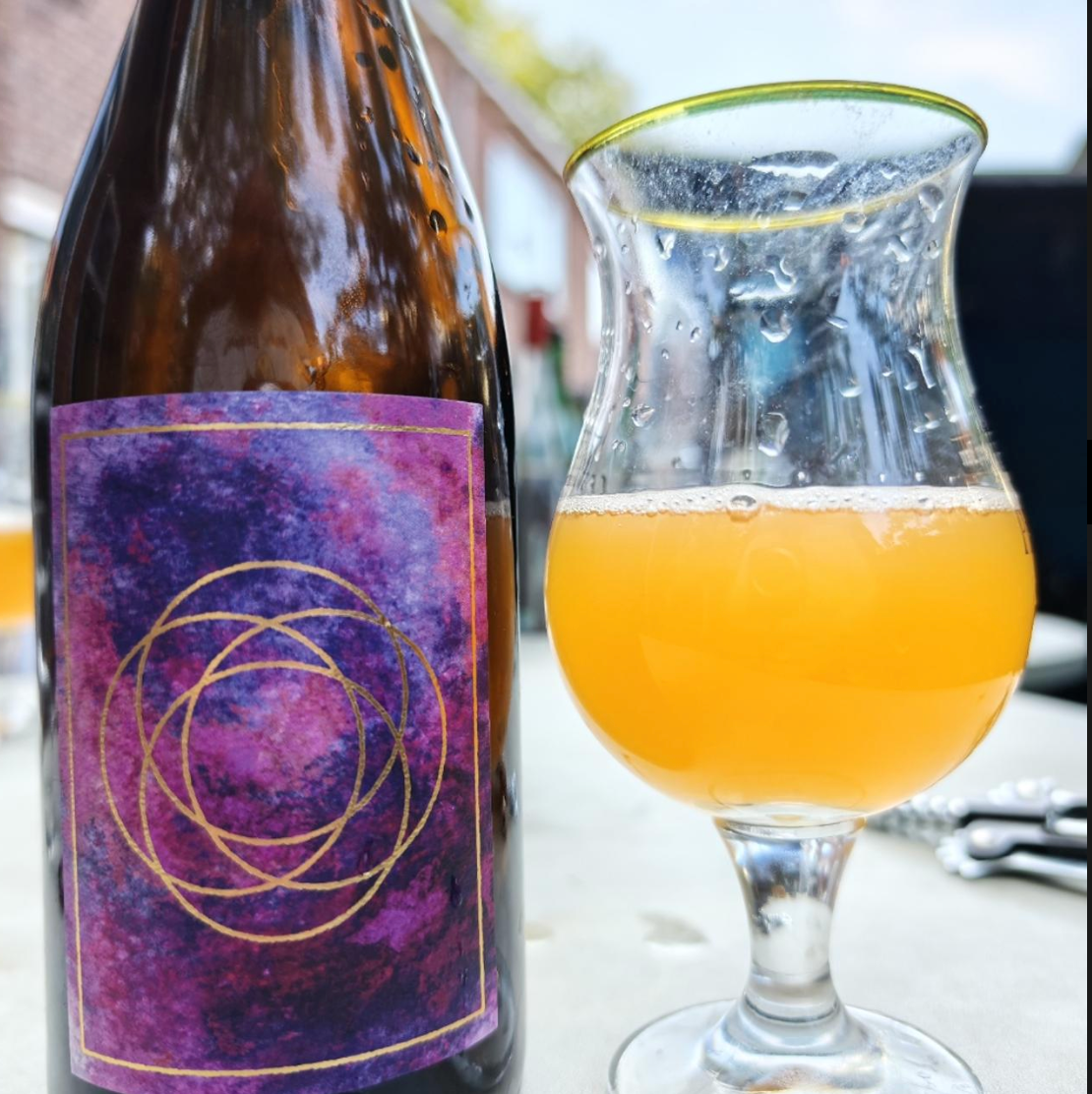 Sante Adairius Rustic Ales – Abstraction of Averages

ABV: 7,2 % | Stil: Farmhouse Ale / Saison (Blend) | Untappd: 4,33

En kompleks blend af fadlagrede saisons, hvor fokus er på balance, tid og vinøs karakter. Klart mere “vin møder øl” end klassisk saison.