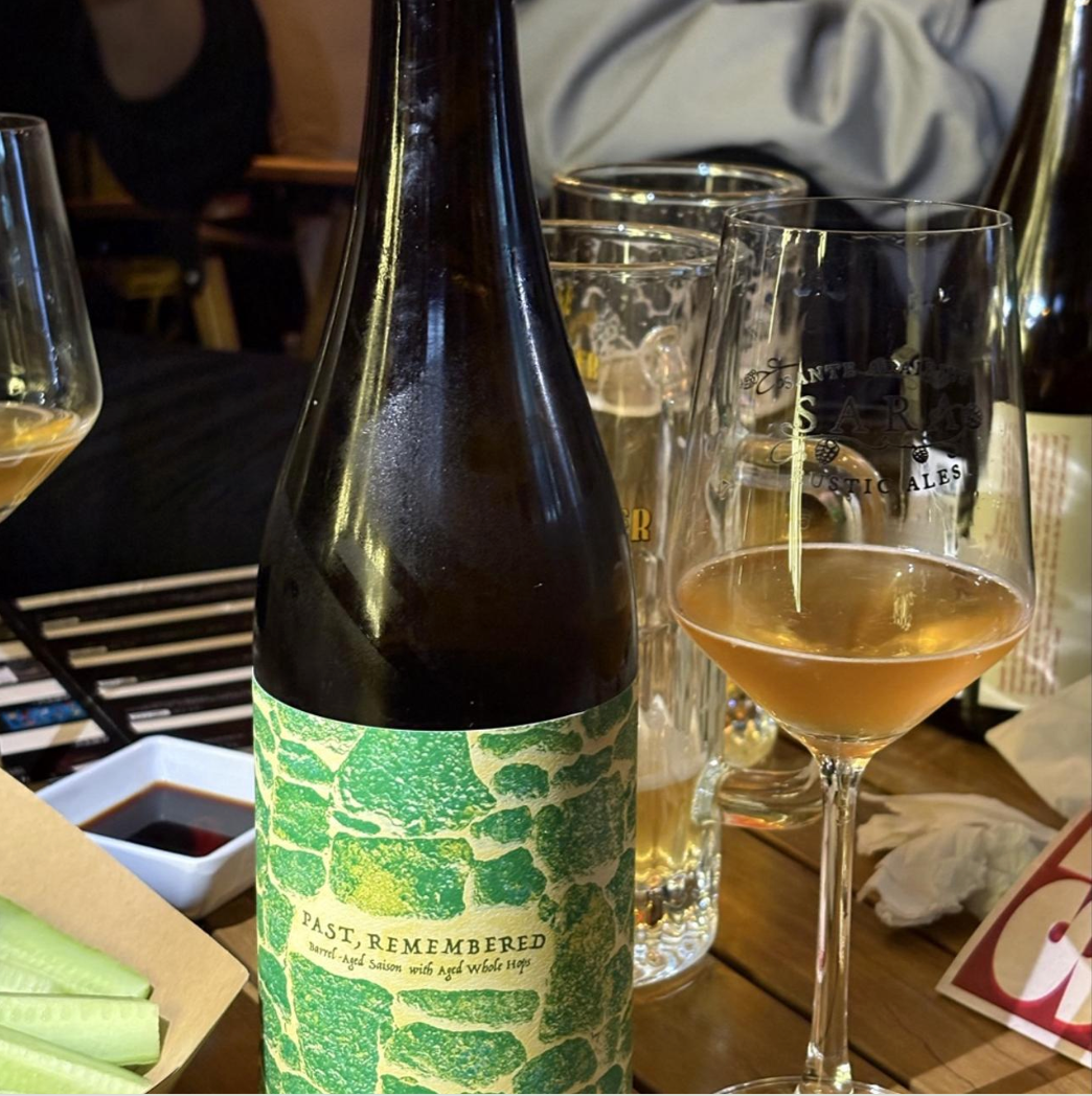 Sante Adairius Rustic Ales – Past Remembered
ABV: 7,0 % | Untappd: 4,36

Past Remembered er en elegant og kompleks frugt-sour, hvor klare bærtoner og levende syre smelter sammen i en frisk og forførende profil.