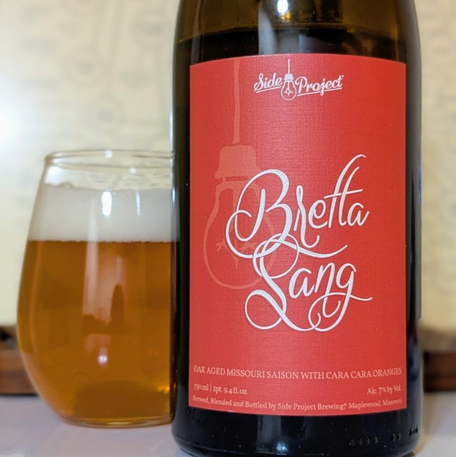 Side Project Brewing – Bretta Sang 2025
ABV: 5,3 % | Stil: Brett IPA | Untappd: 4,16

En frisk og levende Brett-IPA, hvor frugtige noter møder en let funk og elegant bitterhed i en balance, der både overrasker og indbyder til endnu en tår.