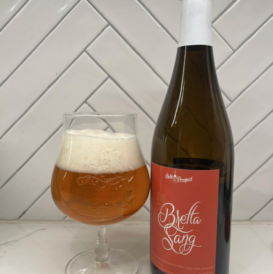 Side Project Brewing – Bretta Sang 2025
ABV: 5,3 % | Stil: Brett IPA | Untappd: 4,16

En frisk og levende Brett-IPA, hvor frugtige noter møder en let funk og elegant bitterhed i en balance, der både overrasker og indbyder til endnu en tår.