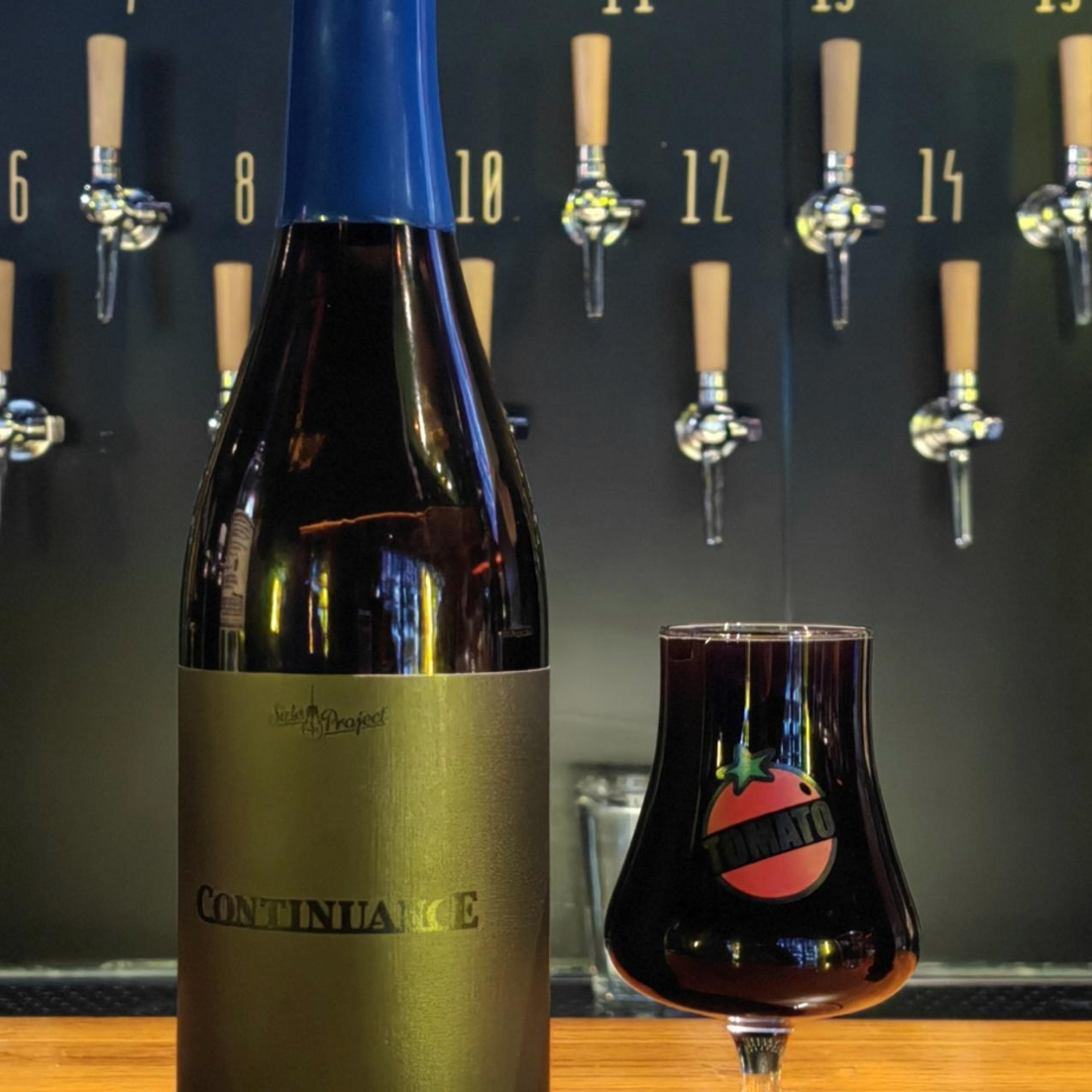 Side Project Brewing – Continuance (Blend #7)
ABV: 15,0 % | Stil: Barrel-aged barleywine | Untappd: 4,49

En dyb og kraftfuld barrel-aged barleywine, hvor intensitet, varme og kompleksitet er i tydeligt fokus. En øl skabt til langsom nydelse og fuld opmærksomhed.