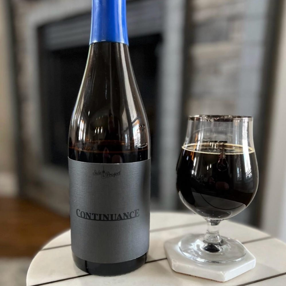 Side Project Brewing – Continuance (Blend #7)
ABV: 15,0 % | Stil: Barrel-aged barleywine | Untappd: 4,49

En dyb og kraftfuld barrel-aged barleywine, hvor intensitet, varme og kompleksitet er i tydeligt fokus. En øl skabt til langsom nydelse og fuld opmærksomhed.