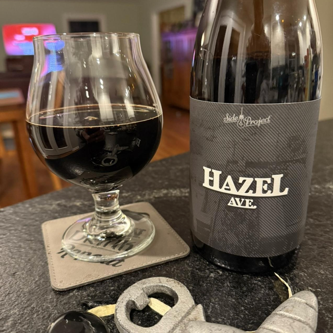Side Project Brewing – Hazel Ave
ABV: 6,5 % | Stil: Pastry stout | Untappd: 4,25

En dessertinspireret pastry stout med bløde, søde og nøddeagtige karakterer, der leverer en rund og imødekommende drikkeoplevelse uden at gå på kompromis med dybde.