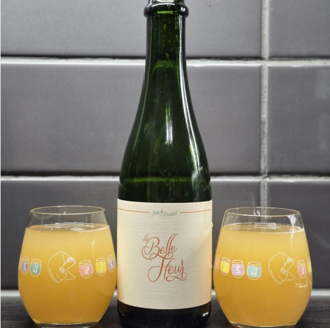 Side Project Brewing – La Belle Fleur (Pineapple & Mango) (10 Year)
ABV: 6,0 % | Untappd: 4,26

La Belle Fleur (Pineapple & Mango) (10 Year) er en elegant og frugtdrevet Brett‑øl, hvor basisøllet er refermenteret på rigtige ananas og mango, hvilket skaber et komplekst og tropisk udtryk.