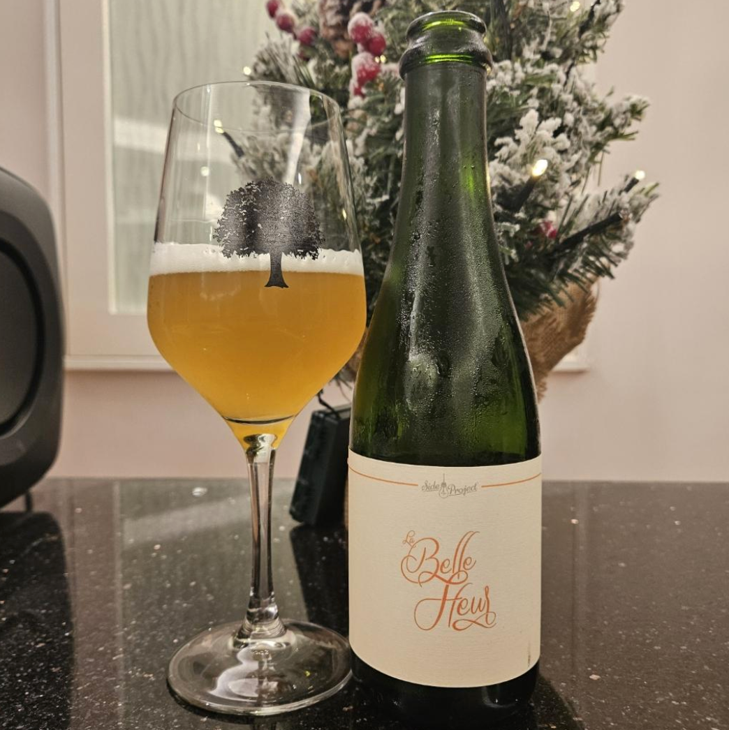 Side Project Brewing – La Belle Fleur (Pineapple & Mango) (10 Year)
ABV: 6,0 % | Untappd: 4,26

La Belle Fleur (Pineapple & Mango) (10 Year) er en elegant og frugtdrevet Brett‑øl, hvor basisøllet er refermenteret på rigtige ananas og mango, hvilket skaber et komplekst og tropisk udtryk.