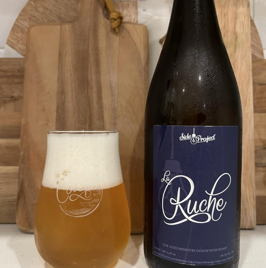 Side Project Brewing – La Ruche (10 Year)
ABV: ca. 5 % | Stil: Farmhouse/Saison | Untappd: 4,23

La Ruche (10 Year) er en moden og raffineret saison, der har udviklet kompleksitet og karakter gennem ti års naturlig aftapning. Det er en elegant og levende øl med florale og let funky nuancer, som viser, hvordan tid kan berige en saison.