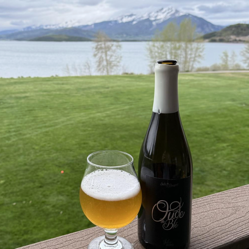 Side Project Brewing – Oude du Blé (Vintage 2019)
ABV: 6,0 % | Stil: Farmhouse Ale / Saison | Untappd: 4,40

Oude du Blé (Vintage 2019) er en elegant, fadgæret saison, hvor basisøllen har udviklet kompleksitet gennem naturlig lagring. Øllen kombinerer vinøse nuancer, let funk og subtile frugtnoter til en raffineret smagsoplevelse.