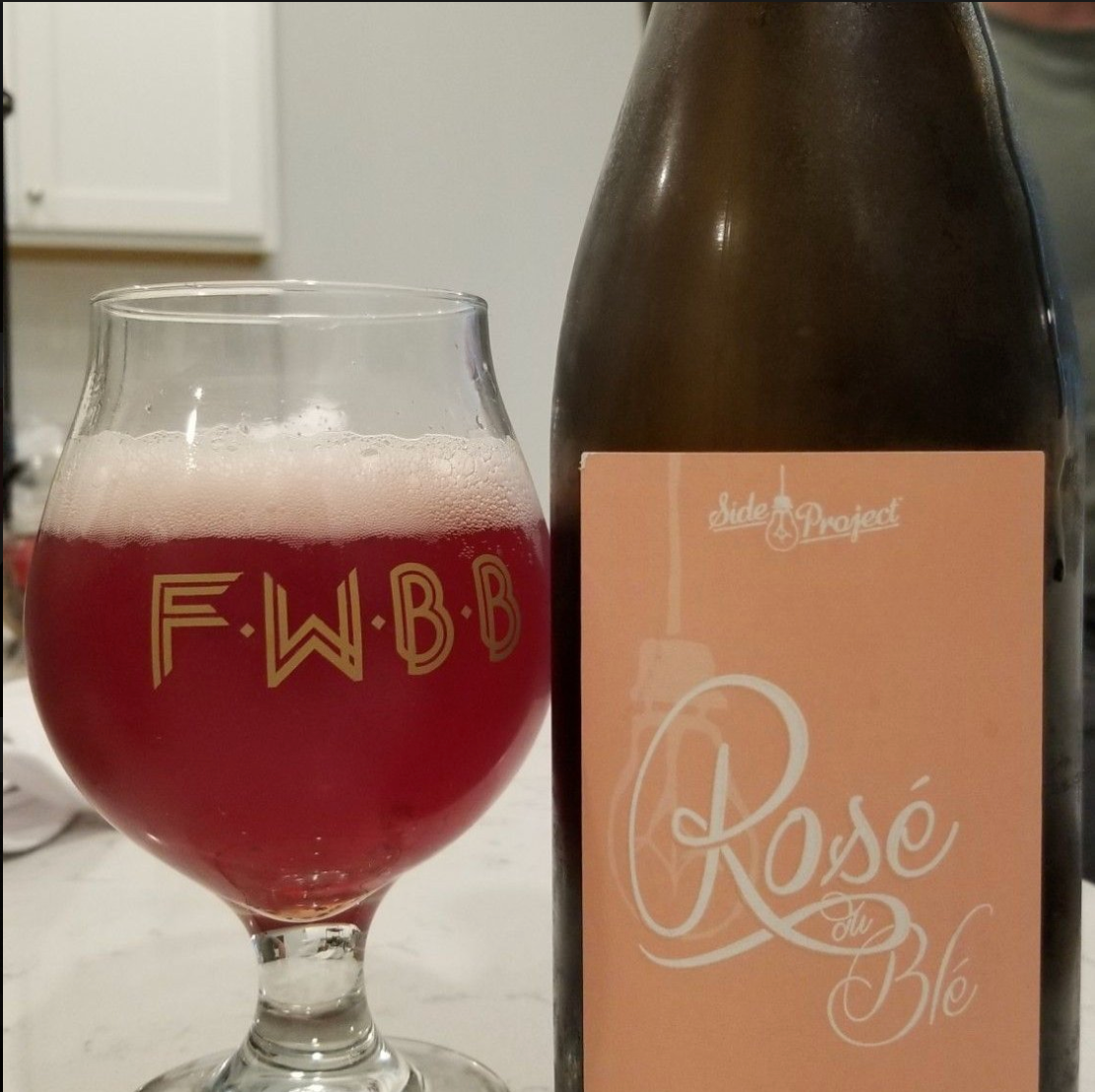 Side Project Brewing – Rosé du Blé (Blend #1)
ABV: 6,0 % | Stil: Farmhouse ale / wild saison | Untappd: 4,48

En elegant og nuanceret farmhouse ale, hvor vinøse elementer, vild gæring og en tør saison-struktur mødes i et let og sofistikeret udtryk.