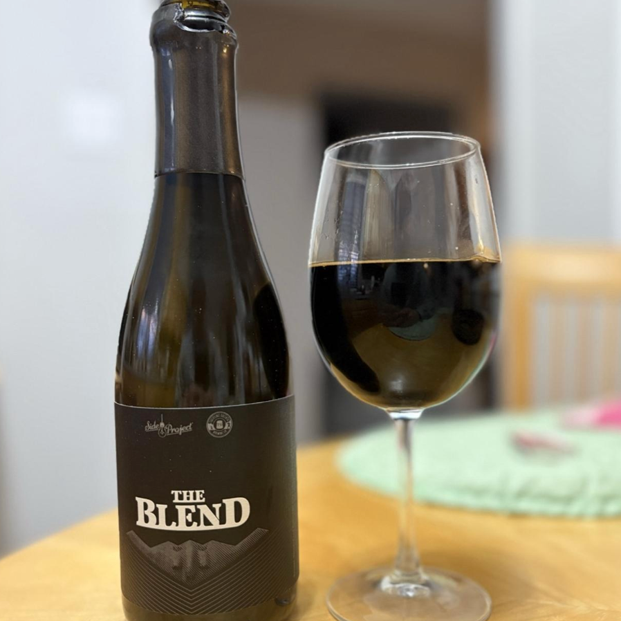 Side Project x Toppling Goliath – The Blend
ABV: 6,8 % | Stil: Stout | Untappd: 4,37

En velafbalanceret og elegant co-brew stout, hvor klassiske mørke profiler møder nuance og drikkelighed i en harmonisk samlet oplevelse. denne særlige udgave er et samarbejde mellem Side Project og Toppling Goliath, hvilket giver ekstra dybde og karakter i hver sip.