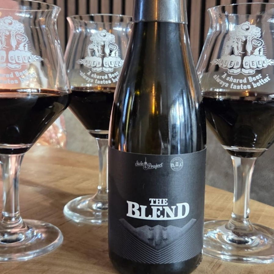 Side Project x Toppling Goliath – The Blend
ABV: 6,8 % | Stil: Stout | Untappd: 4,37

En velafbalanceret og elegant co-brew stout, hvor klassiske mørke profiler møder nuance og drikkelighed i en harmonisk samlet oplevelse. denne særlige udgave er et samarbejde mellem Side Project og Toppling Goliath, hvilket giver ekstra dybde og karakter i hver sip.
