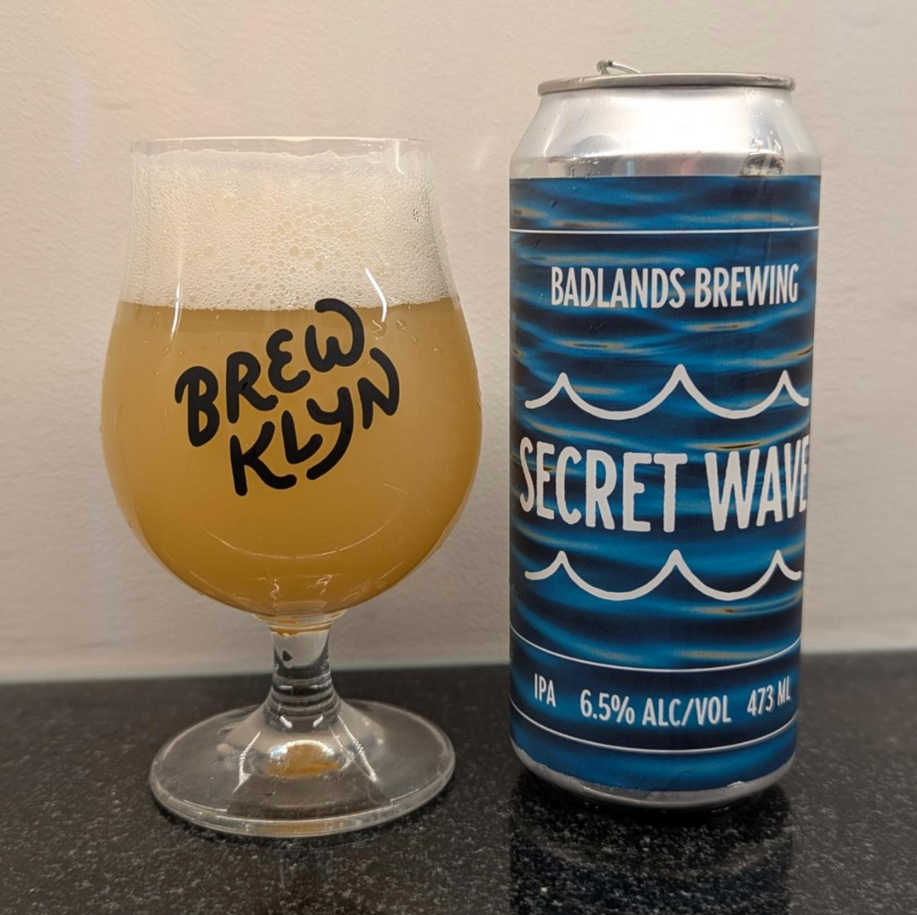 Badlands Brewing – Secret Wave (2026)

ABV: 6,5 % | Stil: New England IPA | Untappd: 4,29

Secret Wave er en af Badlands' tilbagevendende IPA'er og er i 2026-udgaven brygget med Galaxy, Nectaron og Simcoe. Resultatet er en saftig og aromatisk IPA med masser af ananas, citrus og tropisk frugt pakket ind i den bløde og elegante stil, som Badlands er blevet kendt for.