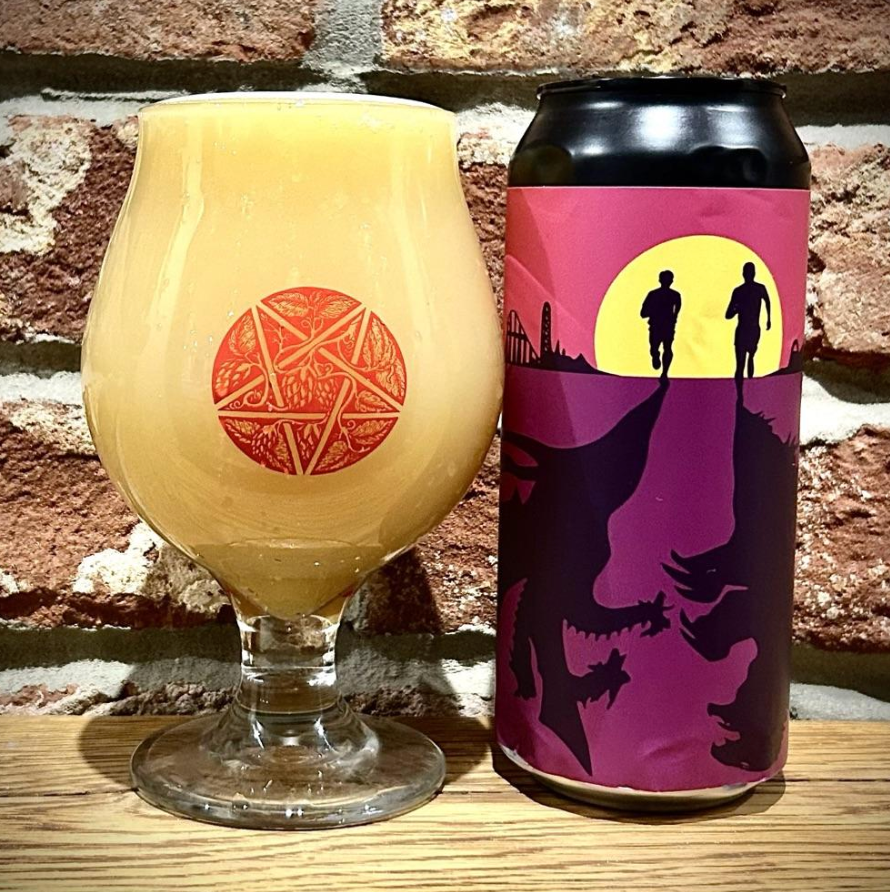 CLAG Brewing Company – Khazilla Vs King Ghidorah
ABV: 8,0 % | Stil: Imperial / Double New England / Hazy IPA | Untappd: 4,39

En saftig og aromatisk DIPA fra det amerikanske CLAG Brewing Company, hvor tropiske toner og bløde humleprofiler skaber et stort, balanceret og frugtdrevet udtryk.