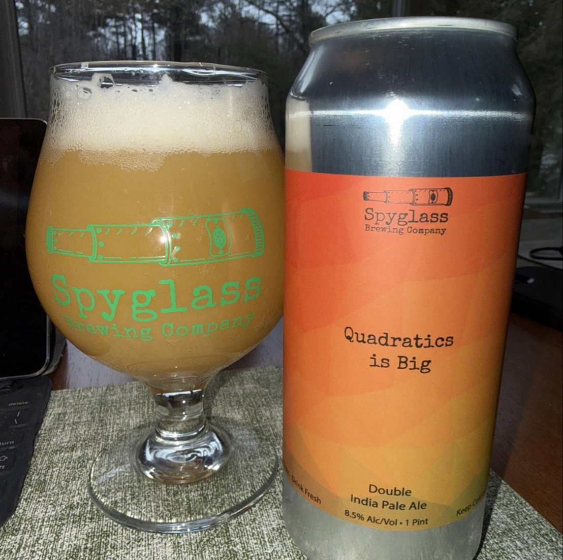 Spyglass Brewing Company – Quadratics Is Big

ABV: 8,5 % | Stil: New England / Hazy Double IPA | Untappd: 4,22

En klassisk hazy DIPA fra Spyglass brygget med Citra, Nelson (incl. Riwaka) og Galaxy. Den rammer lige ned i deres kerneprofil: blød, frugtdrevet og let “saturated” uden for meget bitterhed.