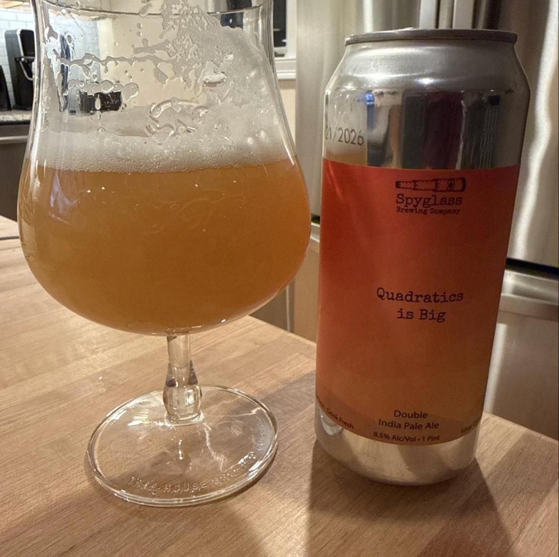 Spyglass Brewing Company – Quadratics Is Big

ABV: 8,5 % | Stil: New England / Hazy Double IPA | Untappd: 4,22

En klassisk hazy DIPA fra Spyglass brygget med Citra, Nelson (incl. Riwaka) og Galaxy. Den rammer lige ned i deres kerneprofil: blød, frugtdrevet og let “saturated” uden for meget bitterhed.