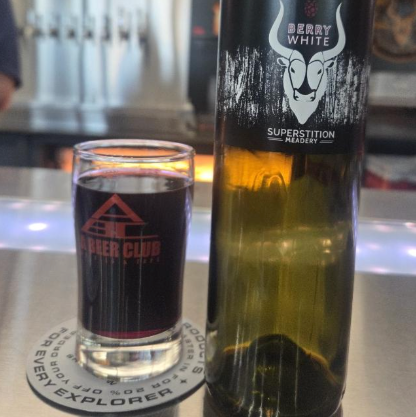 Superstition Meadery – Berry White

ABV: 13,5 % | Stil: Mead / Melomel | Untappd: 4,60

En af de mest hypede meads fra Superstition Meadery – og for mange en decideret reference inden for moderne melomel. Her er vi langt væk fra klassisk øl og helt ovre i dessert/vin-universet.