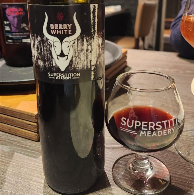 Superstition Meadery – Berry White

ABV: 13,5 % | Stil: Mead / Melomel | Untappd: 4,60

En af de mest hypede meads fra Superstition Meadery – og for mange en decideret reference inden for moderne melomel. Her er vi langt væk fra klassisk øl og helt ovre i dessert/vin-universet.