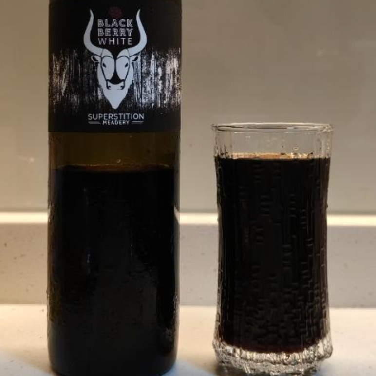 Superstition Meadery – Black Berry White

ABV: 13,0 % | Stil: Mead / Melomel | Untappd: 4,63

En af de mest ikoniske meads fra Superstition Meadery og for mange selve definitionen på moderne premium melomel. Her er vi helt ovre i dessertvin-/likørterritorie med ekstrem dybde og intensitet.