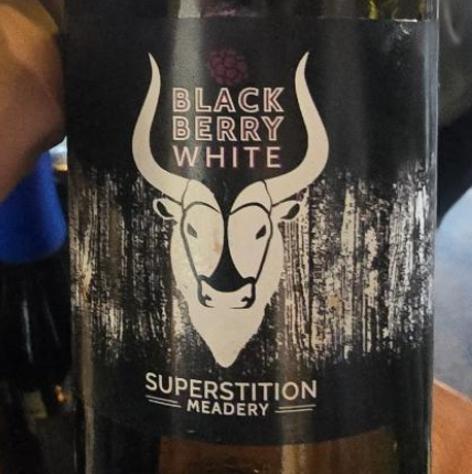 Superstition Meadery – Black Berry White

ABV: 13,0 % | Stil: Mead / Melomel | Untappd: 4,63

En af de mest ikoniske meads fra Superstition Meadery og for mange selve definitionen på moderne premium melomel. Her er vi helt ovre i dessertvin-/likørterritorie med ekstrem dybde og intensitet.