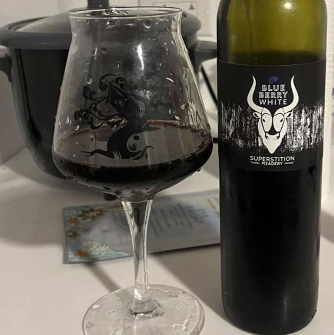 Superstition Meadery – Blue Berry White

ABV: 13,0 % | Stil: Mead / Melomel | Untappd: 4,57

En af de mest legendariske meads fra Superstition Meadery og en del af den ikoniske “Berry White”-serie. Her er vi helt ovre i dessertvin-/likørterritorie med massiv intensitet og dybde.
