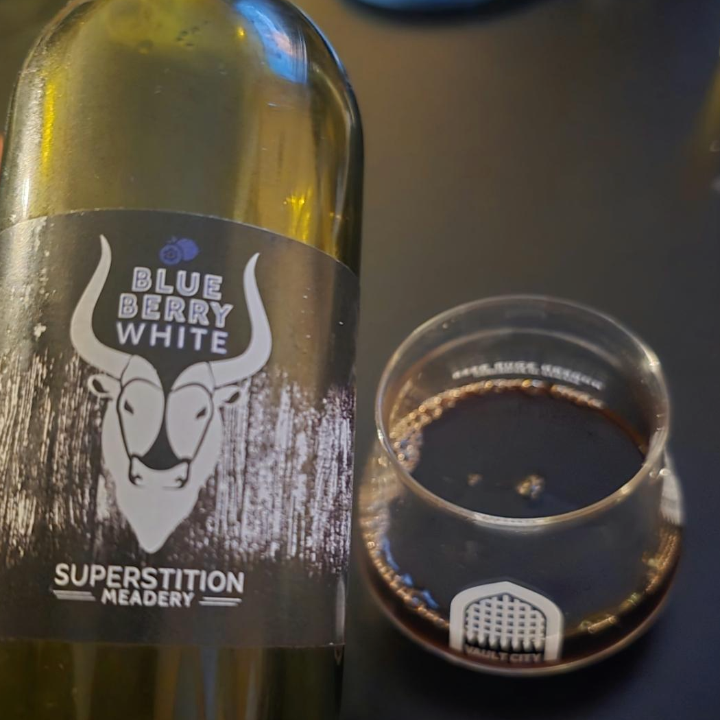 Superstition Meadery – Blue Berry White

ABV: 13,0 % | Stil: Mead / Melomel | Untappd: 4,57

En af de mest legendariske meads fra Superstition Meadery og en del af den ikoniske “Berry White”-serie. Her er vi helt ovre i dessertvin-/likørterritorie med massiv intensitet og dybde.