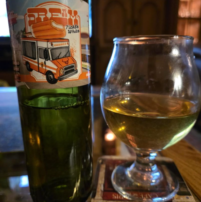 Superstition Meadery – Dream Tickle White

ABV: 13,5 % | Stil: Mjød | Untappd: 4,51

En ekstrem dessertmjød fra Superstition Meaderys White Series, hvor tropisk frugt, honning og cremet sødme bliver skruet helt op.