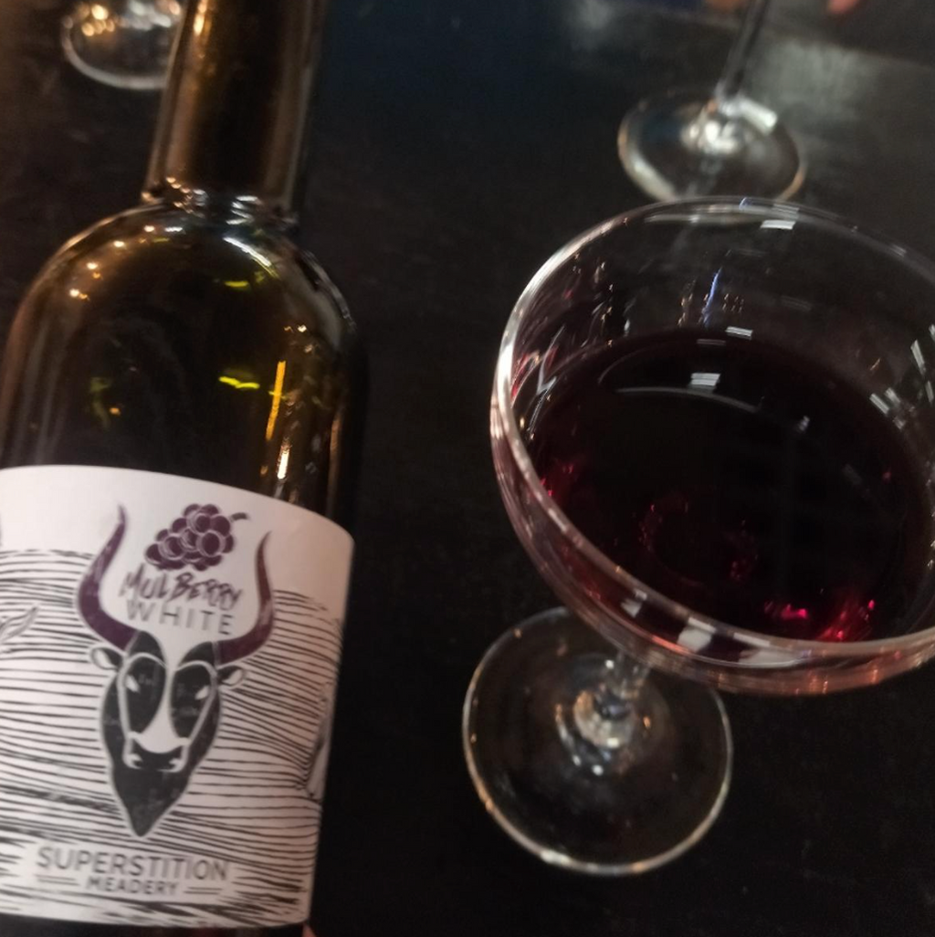 Superstition Meadery – Mulberry White

ABV: 13,5 % | Stil: Mjød | Untappd: 4,67

En del af den legendariske “White Series” fra Superstition Meadery. Her med morbær som hovedrolle. Resultatet er dybt, vinøst og ekstremt dessertpræget med massiv intensitet.