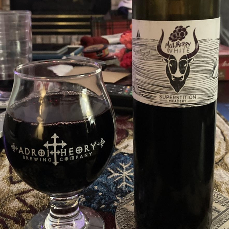 Superstition Meadery – Mulberry White

ABV: 13,5 % | Stil: Mjød | Untappd: 4,67

En del af den legendariske “White Series” fra Superstition Meadery. Her med morbær som hovedrolle. Resultatet er dybt, vinøst og ekstremt dessertpræget med massiv intensitet.