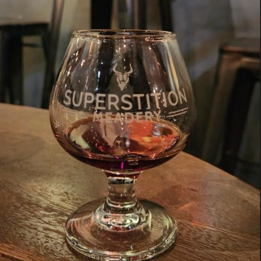 Superstition Meadery – Straw Berry White

ABV: 13,5 % | Stil: Mjød | Untappd: 4,55

En del af den ikoniske “White Series” fra Superstition Meadery, hvor enorme mængder frugt og honning bliver forvandlet til noget, der minder mere om dessertvin end klassisk mjød.