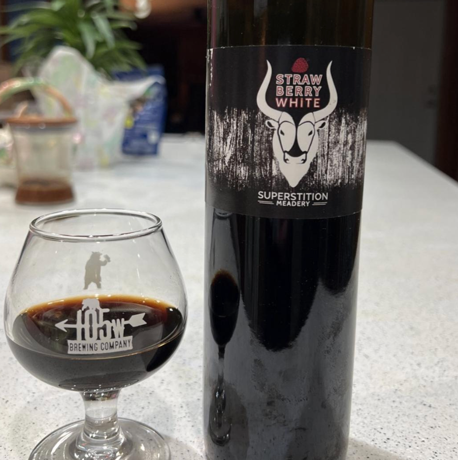 Superstition Meadery – Straw Berry White

ABV: 13,5 % | Stil: Mjød | Untappd: 4,55

En del af den ikoniske “White Series” fra Superstition Meadery, hvor enorme mængder frugt og honning bliver forvandlet til noget, der minder mere om dessertvin end klassisk mjød.