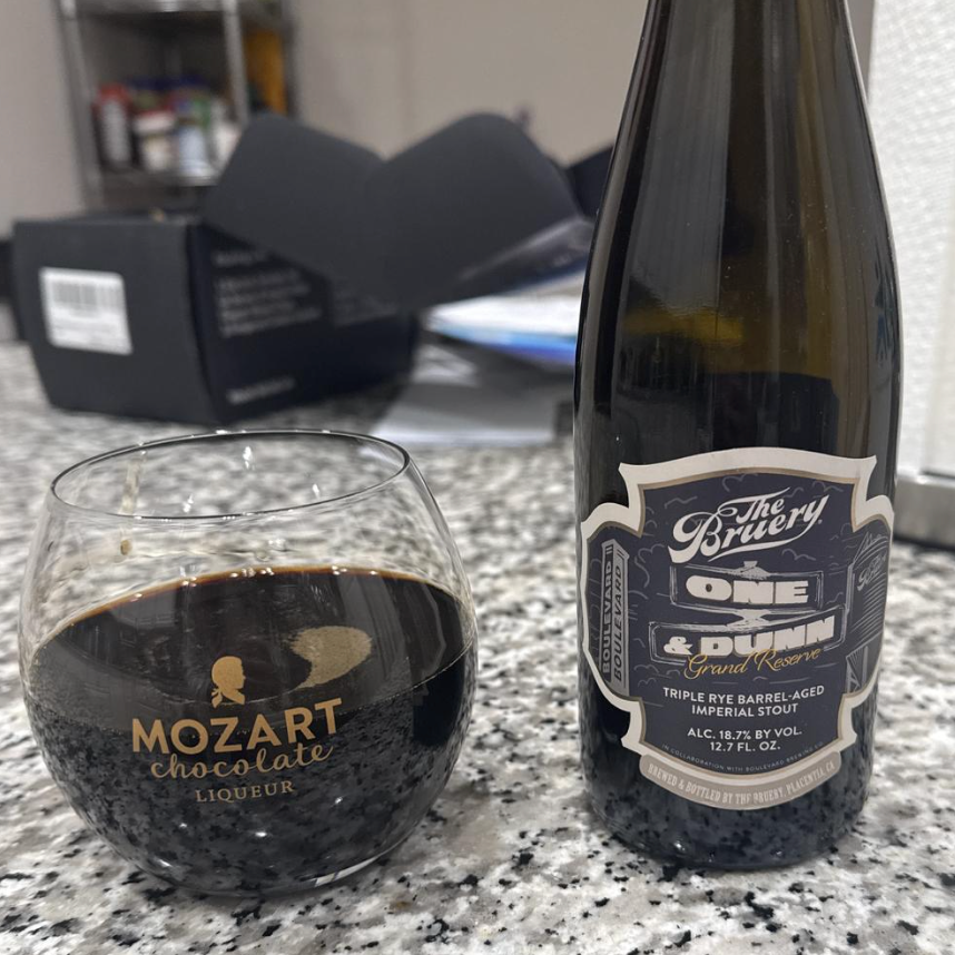 The Bruery – One & Dunn Grand Reserve

ABV: 18,7 % | Stil: Triple Rye Barrel-Aged Imperial Stout | Untappd: 4,62

En ekstrem barrel aged imperial stout, hvor tid, fad og rå styrke får lov at dominere lagret over flere år på forskellige rye- og bourbonfade for maksimal dybde.