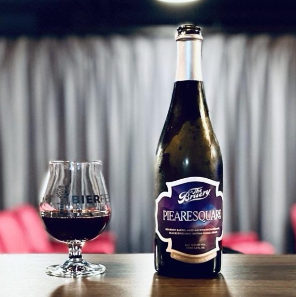 The Bruery – Piearesquare (2021)

ABV: 13,9 % | Stil: Barrel-Aged Imperial Stout / Strong Ale | Untappd: 4,25

En dessert-inspireret barrel aged sag fra The Bruery, hvor bær, vanilje og bourbonfade smelter sammen i noget, der minder mere om tærte end klassisk øl.