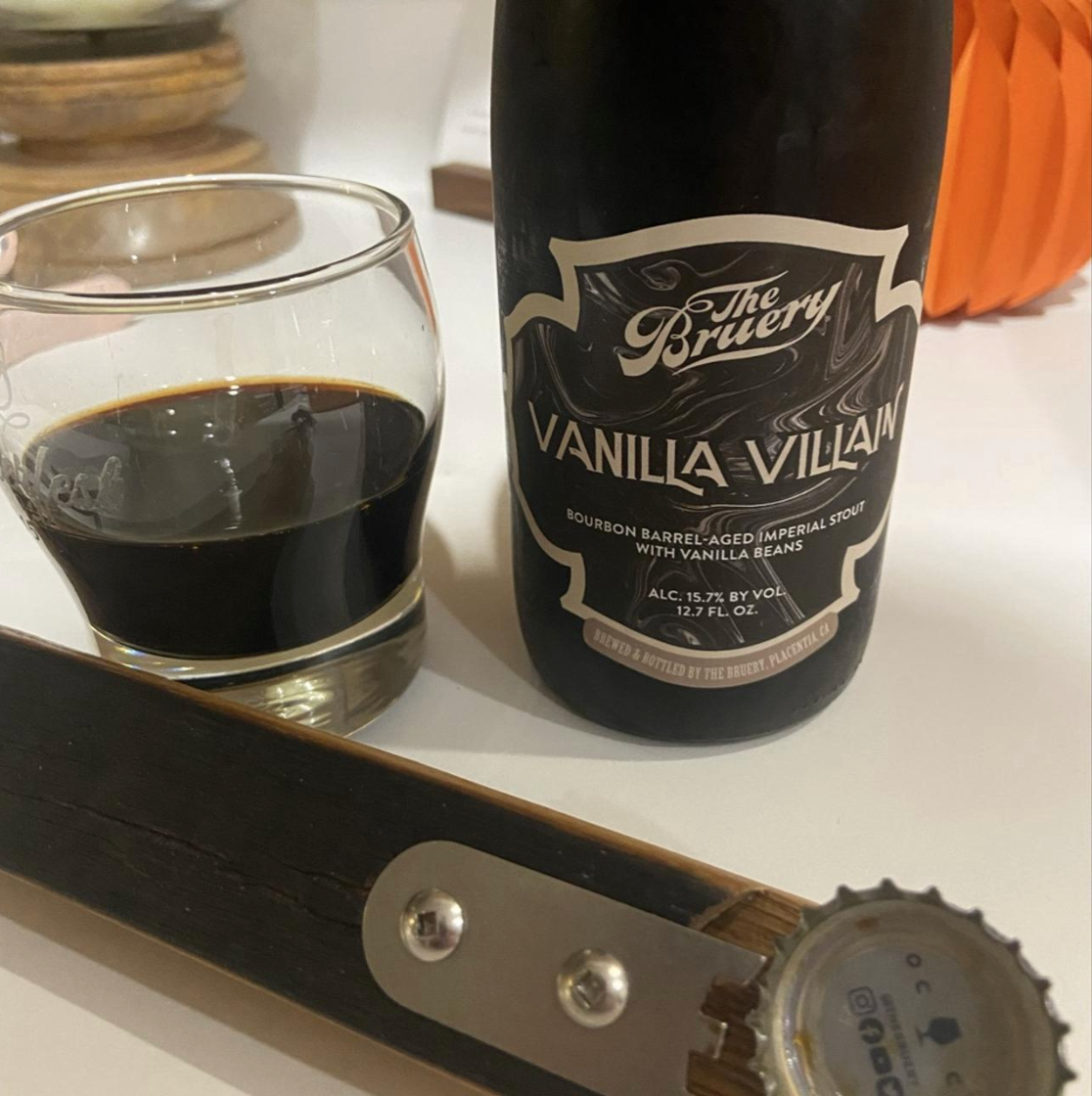 The Bruery – Vanilla Villain

ABV: 15,4 % | Stil: Imperial Stout – Bourbon Barrel Aged | Untappd: 4,45&nbsp;

Det særlige ved Vanilla Villain er dens imponerende udvalg af vanilje: The Bruery har brugt både Vanilla planifolia og Vanilla tahitensis fra hele 12 forskellige lande og områder, blandt andet Madagaskar, Mexico, Tahiti og Uganda. Øllen er desuden lagret på bourbonfade, hvilket giver vaniljen et ekstra lag af dybde og varme.

Vanilla Villain er en overdådig dessertøl fra amerikanske The Bruery i Cal