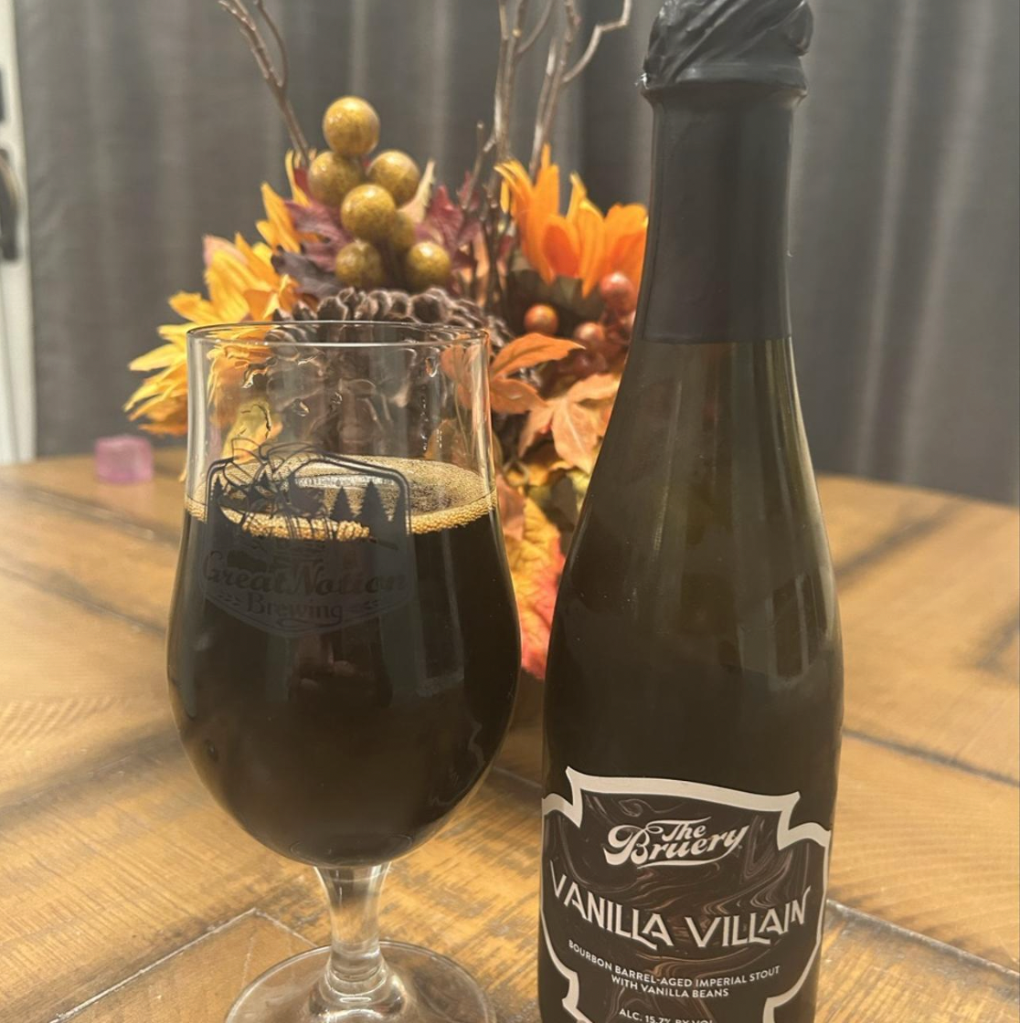 The Bruery – Vanilla Villain

ABV: 15,4 % | Stil: Imperial Stout – Bourbon Barrel Aged | Untappd: 4,45&nbsp;

Det særlige ved Vanilla Villain er dens imponerende udvalg af vanilje: The Bruery har brugt både Vanilla planifolia og Vanilla tahitensis fra hele 12 forskellige lande og områder, blandt andet Madagaskar, Mexico, Tahiti og Uganda. Øllen er desuden lagret på bourbonfade, hvilket giver vaniljen et ekstra lag af dybde og varme.

Vanilla Villain er en overdådig dessertøl fra amerikanske The Bruery i Cal