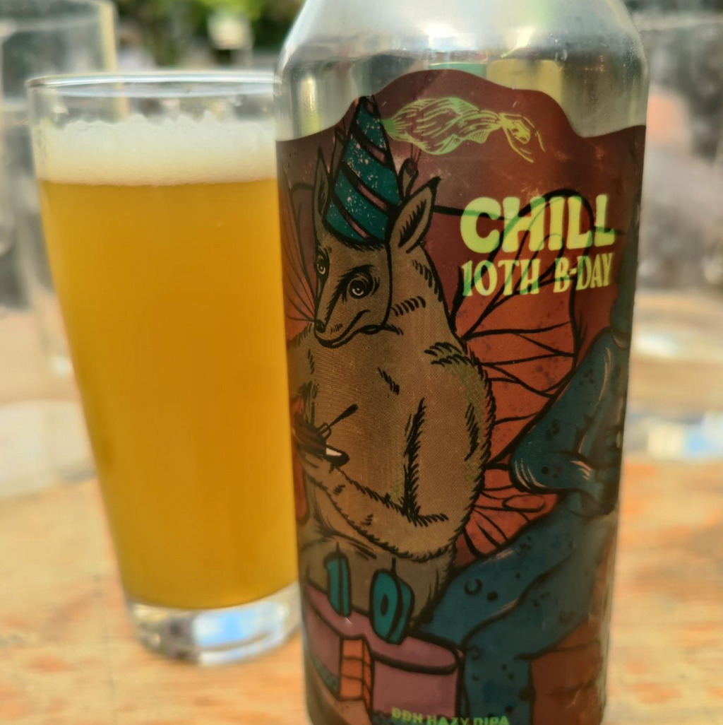 The Veil Brewing Co. – Chill 10th B-Day

ABV: 8 % | Stil: Double New England IPA | Untappd: 4,16

Chill 10th B-Day er The Veils jubilæumsudgave af deres ikoniske Chill B-Day, brygget i anledning af bryggeriets 10-års jubilæum. Til denne version har bryggeriet opdateret maltbasen for at gøre øllen endnu mere hazy, blød og saftig, inden den blev dobbelttørhumlet med Mosaic, Citra, Nelson Sauvin, El Dorado, Simcoe, Motueka, Krush samt Citra og Mosaic LupoMax. Resultatet er en intens og silkeblød Double New Eng