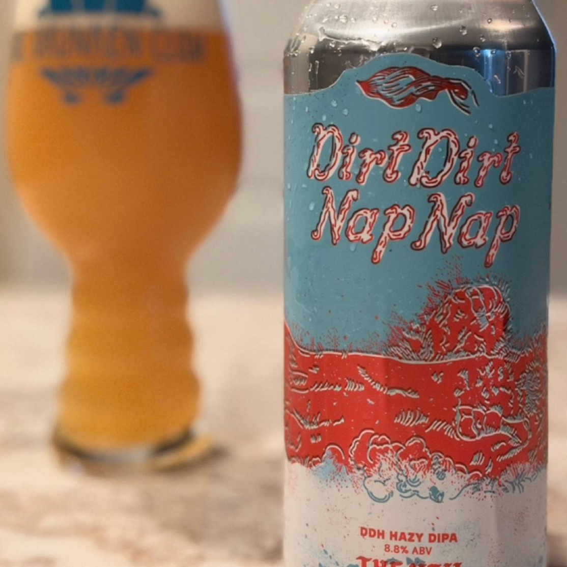 The Veil Brewing Co. – Dirt Dirt Nap Nap

ABV: 8,8 % | Stil: Imperial / Double IPA (DDH DIPA) | Untappd: 4,26

Dirt Dirt Nap Nap er en intens og humlemættet Double Dry Hopped Double IPA fra amerikanske The Veil Brewing Co. i Richmond, Virginia. Bryggeriet er kendt for sine kompromisløse humleøl, og Dirt Dirt Nap Nap er en af deres klassiske DIPA'er, hvor en massiv humleprofil og saftig tropisk frugt er i centrum.

Øllen er brygget med fire særdeles populære humlesorter: australske Galaxy, newzealandske Nels