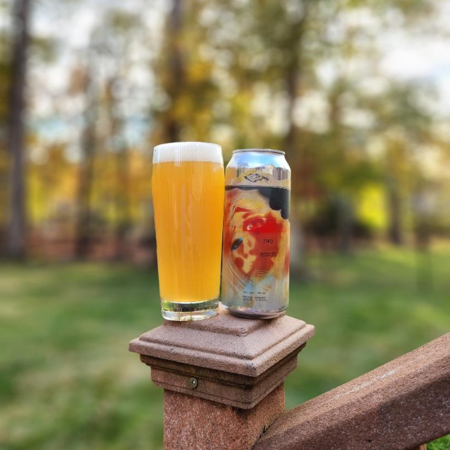 En dobbelt IPA, der rammer som en tropisk eksplosion i to akter. In Two Pieces samler Citra, Motueka, Simcoe og Nelson i en frugtig, saftig symfoni.