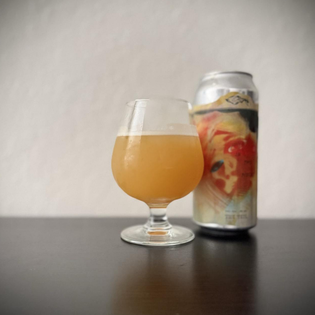 En dobbelt IPA, der rammer som en tropisk eksplosion i to akter. In Two Pieces samler Citra, Motueka, Simcoe og Nelson i en frugtig, saftig symfoni.