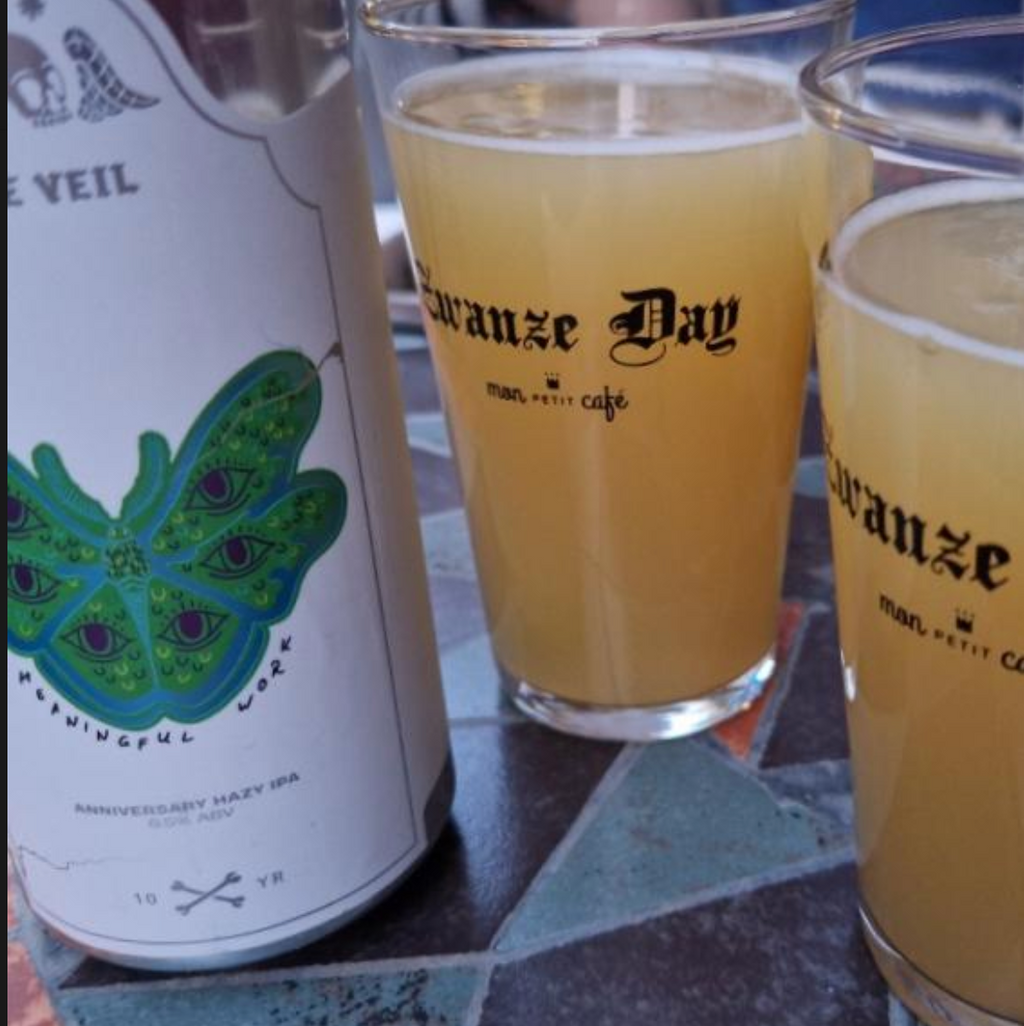 The Veil Brewing Co. – Meaningful Work

ABV: 6,5 % | Stil: New England IPA | Untappd: 4,08

Meaningful Work er brygget i anledning af The Veils 10-års jubilæum. Til denne hazy IPA har bryggeriet udviklet en ny, ekstra kompleks maltbase og gæret øllen med en frugtforstærkende thioliseret gærstamme fra Omega Yeast. Sammen med Citra, Mosaic Cryo, Nectaron og Peacharine SubZero Hop Kief skaber det en eksplosiv og silkeblød IPA med fokus på maksimal aroma og drinkability.