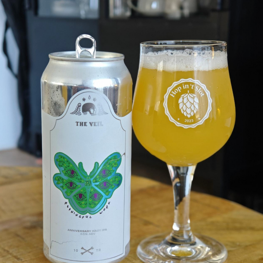The Veil Brewing Co. – Meaningful Work

ABV: 6,5 % | Stil: New England IPA | Untappd: 4,08

Meaningful Work er brygget i anledning af The Veils 10-års jubilæum. Til denne hazy IPA har bryggeriet udviklet en ny, ekstra kompleks maltbase og gæret øllen med en frugtforstærkende thioliseret gærstamme fra Omega Yeast. Sammen med Citra, Mosaic Cryo, Nectaron og Peacharine SubZero Hop Kief skaber det en eksplosiv og silkeblød IPA med fokus på maksimal aroma og drinkability.