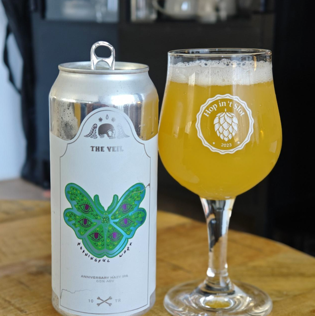 The Veil Brewing Co. – Meaningful Work

ABV: 6,5 % | Stil: New England IPA | Untappd: 4,08

Meaningful Work er brygget i anledning af The Veils 10-års jubilæum. Til denne hazy IPA har bryggeriet udviklet en ny, ekstra kompleks maltbase og gæret øllen med en frugtforstærkende thioliseret gærstamme fra Omega Yeast. Sammen med Citra, Mosaic Cryo, Nectaron og Peacharine SubZero Hop Kief skaber det en eksplosiv og silkeblød IPA med fokus på maksimal aroma og drinkability.
