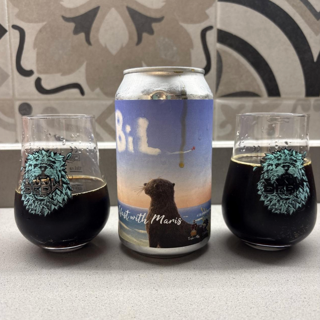 Timber Ales x Horus Aged Ales x Mindful Ales – Breakfast With Maris

ABV: 13,0 % | Stil: English Barleywine | Untappd: 4,19

Breakfast With Maris er en stor og kompleks barrel-blended English Barleywine skabt af Timber Ales i samarbejde med Horus Aged Ales og Mindful Ales. Her har Maris fået hele 30 måneder på Bliss Maple Bourbon-fade, inden den er blended med en frisk batch Maris og til sidst conditioned på kanel. Resultatet er en mørk, intens barleywine med masser af bourbon, ahorn, mørk frugt og krydret 