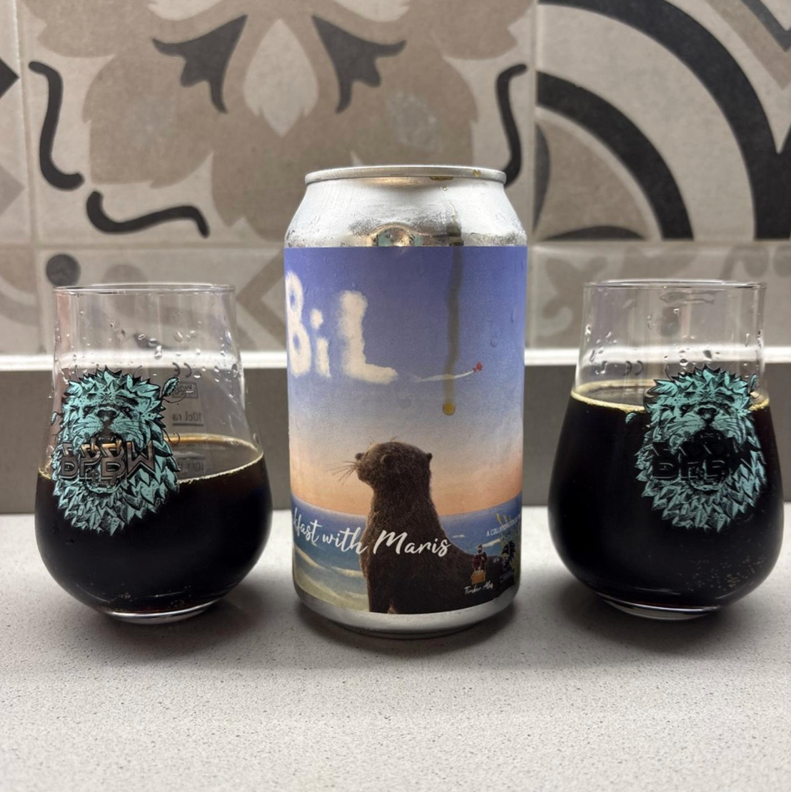 Timber Ales x Horus Aged Ales x Mindful Ales – Breakfast With Maris

ABV: 13,0 % | Stil: English Barleywine | Untappd: 4,19

Breakfast With Maris er en stor og kompleks barrel-blended English Barleywine skabt af Timber Ales i samarbejde med Horus Aged Ales og Mindful Ales. Her har Maris fået hele 30 måneder på Bliss Maple Bourbon-fade, inden den er blended med en frisk batch Maris og til sidst conditioned på kanel. Resultatet er en mørk, intens barleywine med masser af bourbon, ahorn, mørk frugt og krydret 