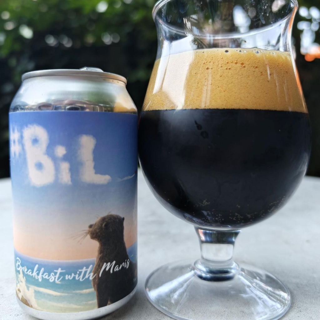 Timber Ales x Horus Aged Ales x Mindful Ales – Breakfast With Maris

ABV: 13,0 % | Stil: English Barleywine | Untappd: 4,19

Breakfast With Maris er en stor og kompleks barrel-blended English Barleywine skabt af Timber Ales i samarbejde med Horus Aged Ales og Mindful Ales. Her har Maris fået hele 30 måneder på Bliss Maple Bourbon-fade, inden den er blended med en frisk batch Maris og til sidst conditioned på kanel. Resultatet er en mørk, intens barleywine med masser af bourbon, ahorn, mørk frugt og krydret 
