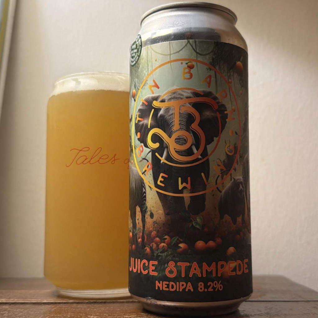 Tin Barn Brewing – Juice Stampede
ABV: 8,2 % | Stil: IPA – Hazy / New England | Untappd: 4,22

En saftig og frisk NEIPA fra Tin Barn Brewing, hvor frugtige humletoner og blød mundfølelse skaber et aromatisk og velafbalanceret IPA-udtryk.